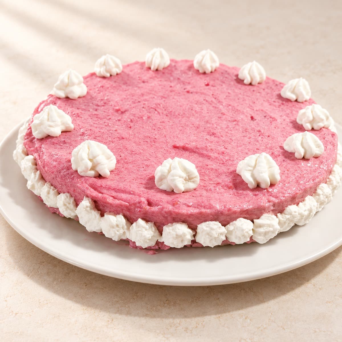 Tort roz cu cremă de fructe de pădure
